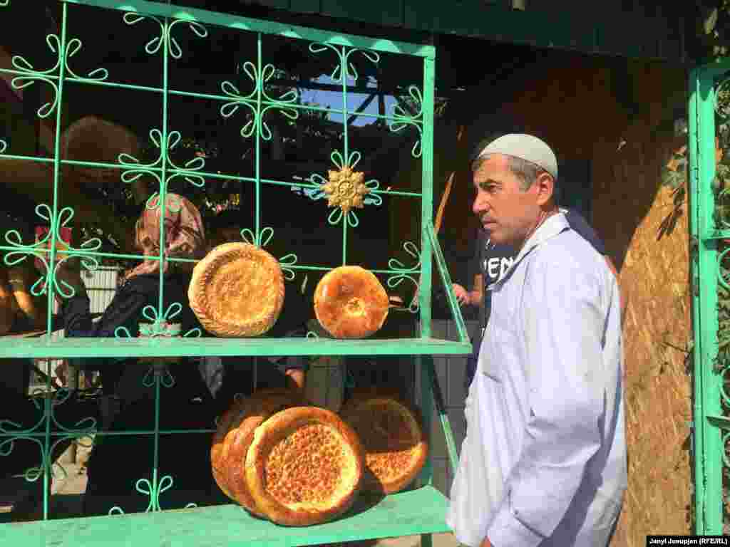 Пекарня в центре Уч-Коргона. В селе с населением около 30 тысяч, таджики составляют более половины. Это самая крупная таджикская диаспора в Кыргызстане.