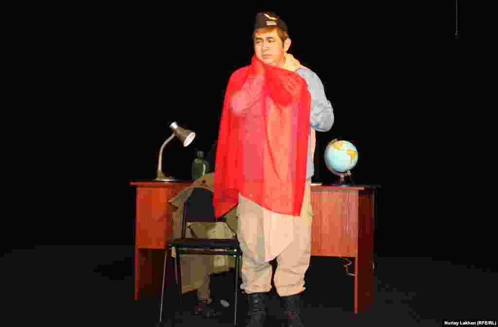 Актер в образе цветка Розы.