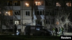 Рятувальники вивозять тіло загиблого в житловому районі внаслідок російського ракетного удару у Кривому Розі, Дніпропетровська область, Україна, 4 квітня 2025 року