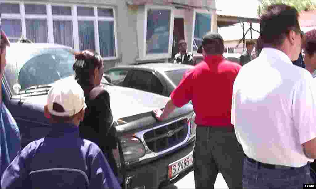 Бекназаров анын  машинасына жармашып, чыр чыгарууга аракет кылган чагымчылар болгонун билдирди.  - Kyrgyzstan - Participants of the Opposition Rally Dispersed By Kyrgyz Police in Ysyk-Kol Region. 31May2009