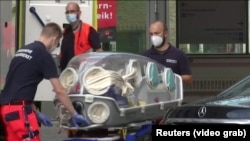 Алексей Навальныйды толук медициналык текшерүүдөн өткөрүш үчүн Берлиндеги ооруканага алып келишти. Германия. 22-август, 2020-жыл.