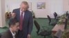 Президент Узбекистана Ислам Каримов во время визита в Кашкадарию беседует в одном из интернет-клубов с посетителем.    