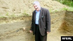 Тарихи мәдәни фонд җитәкчесе Җәмил Сафиуллин археологик казу урынында.