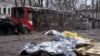 Тела погибших лежат на земле после российского ракетного удара по Сумам, 13 апреля 2025 года