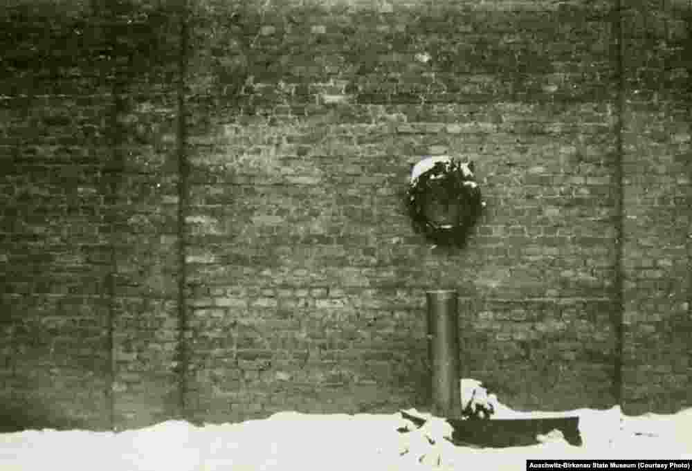 №11 блоктун короосундагы &laquo;Өлүм дубалы&raquo;. Бул жерде туткундар атып өлтүрүлүп турган. Сол жактагы сүрөттө №11 блоктун алгачкы көрүнүшү. Аталган блокто туткундар кыйноонун ар кандай түрлөрүнө туш болушкан.