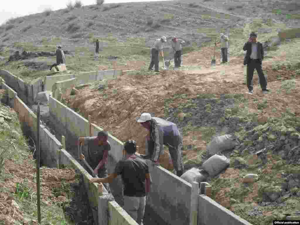 Ремонт нижнего бьефа головного водозаборного сооружения Чеке-Чабар в Джеты-Огузском районе