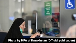 Ооганстандан келгендер Алматы аэропортунда, 9-сентябрь, 2021-жыл.  