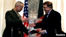 Ооганстандын коргоо министри Абдул Рахим Вардак жана АКШ генералы Жон Аллен келишимге кол коюу учурунда. Кабул, 9-март, 2012-жыл. 