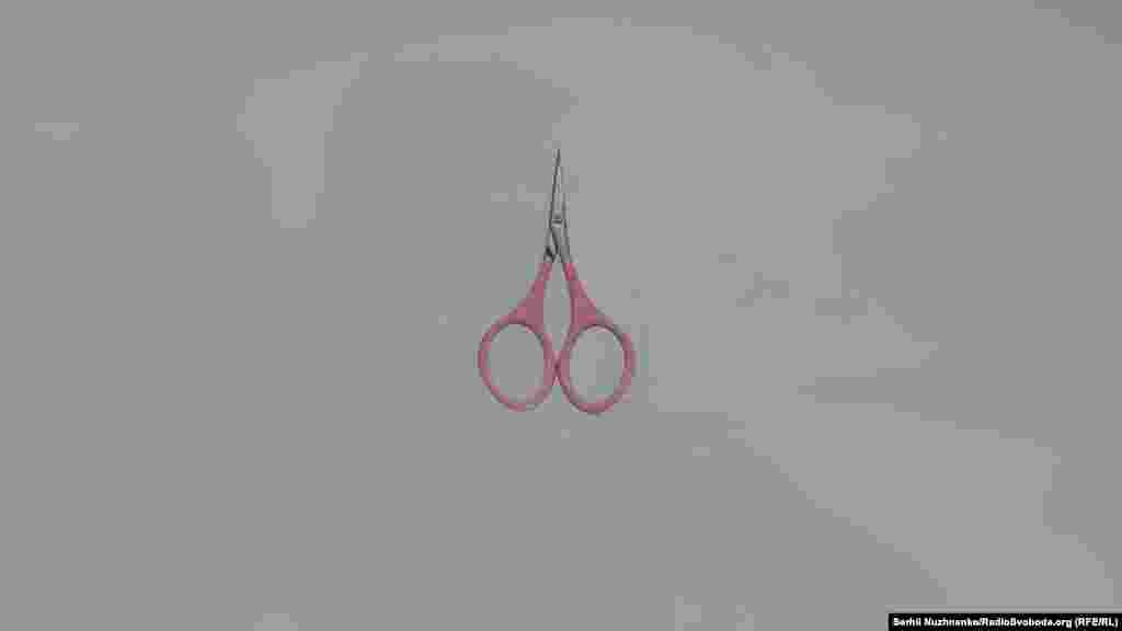 &laquo;&hellip;В мене краща подружаня живе в Одесі. До себе позвала на травневі. Ну клас! Морько, тусич. Експрес вже через годину. А бойфренд мій сцену закотив. Ревнивий він у мене. Я валізу складаю, а він у ванній заперся. Штош, думаю, попустить зараз. А тут він вибігає та б&rsquo;є ножицями манікюрними мене в шию, прикинь? У артерію влучив. І поїхала я не на вокзал, а до реанімації. А по дорозі від втрати крові я й померла&hellip;&raquo;