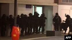 Fransiýanyň polisiýasy reýd geçirýär, 8-nji ýanwar, 2015