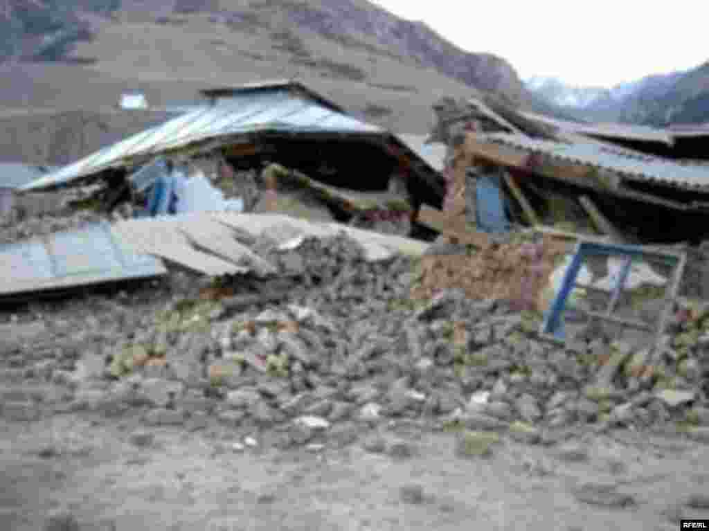5-октябрда Ош областынын Алай районунда сегиз баллдык жер титирөөдөн Нура айылы бүтүндөй кыйрап,75 адамды алып кетти. - KYRGYZ EARTHQUAKE PHOTO REPORT from the village of Nura, Alai district, Osh region - 07 Oct 2008 by Alisher Toksonbaev  
