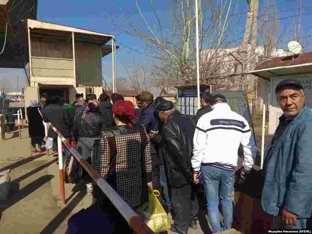 2010-жылкы июнь коогасынан кийин чек арадан өтүү үчүн телеграмма, чакыруу сыяктуу кошумча документтер талап кылына баштаган.