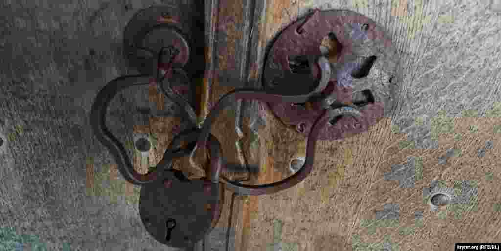 Замок на дверях кенаси