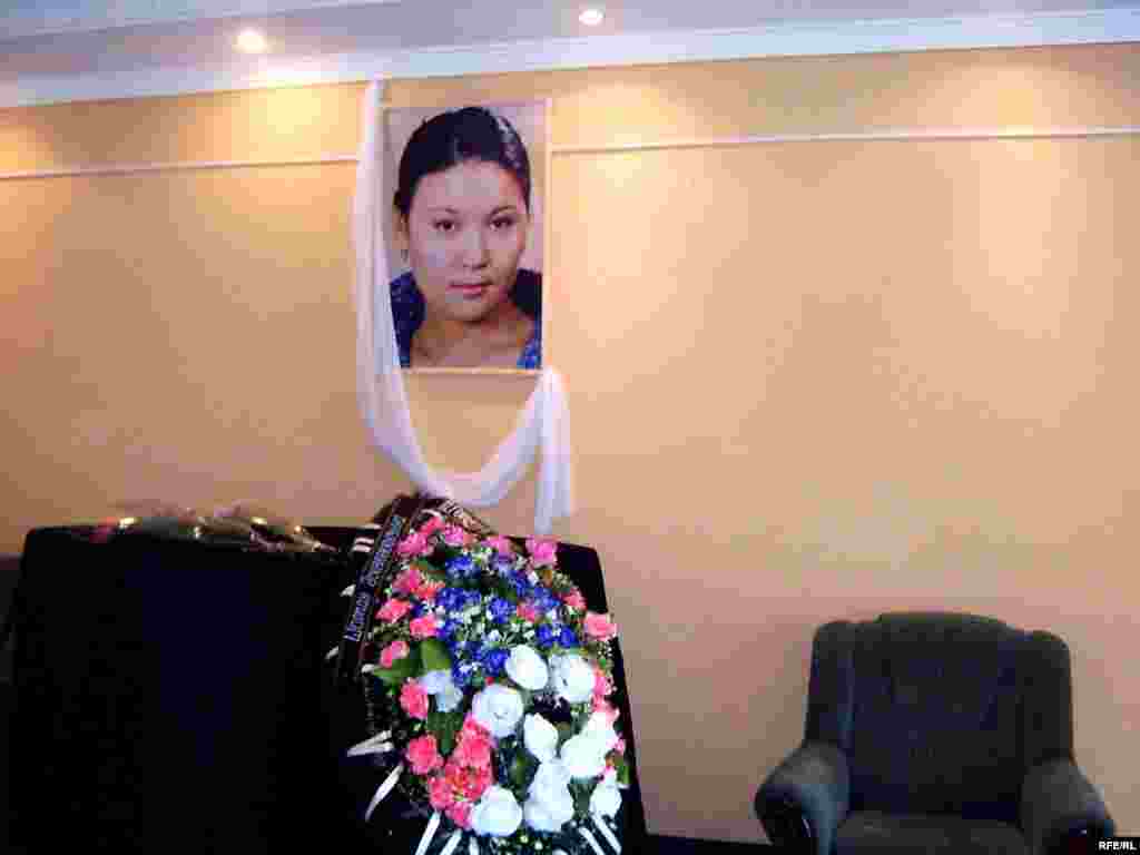 Панихида должна была состояться в  Казахском театра имени Калибека Куанышбаева 21 октября. Однако имам не позволил это.  - Панихида должна была состояться в  Казахском театра имени Калибека Куанышбаева 21 октября 2008 года. Однако имам не позволил это. 