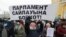 Плакат с призывом бойкотировать парламентские выборы на митинге оппозиционной группы в Алматы.