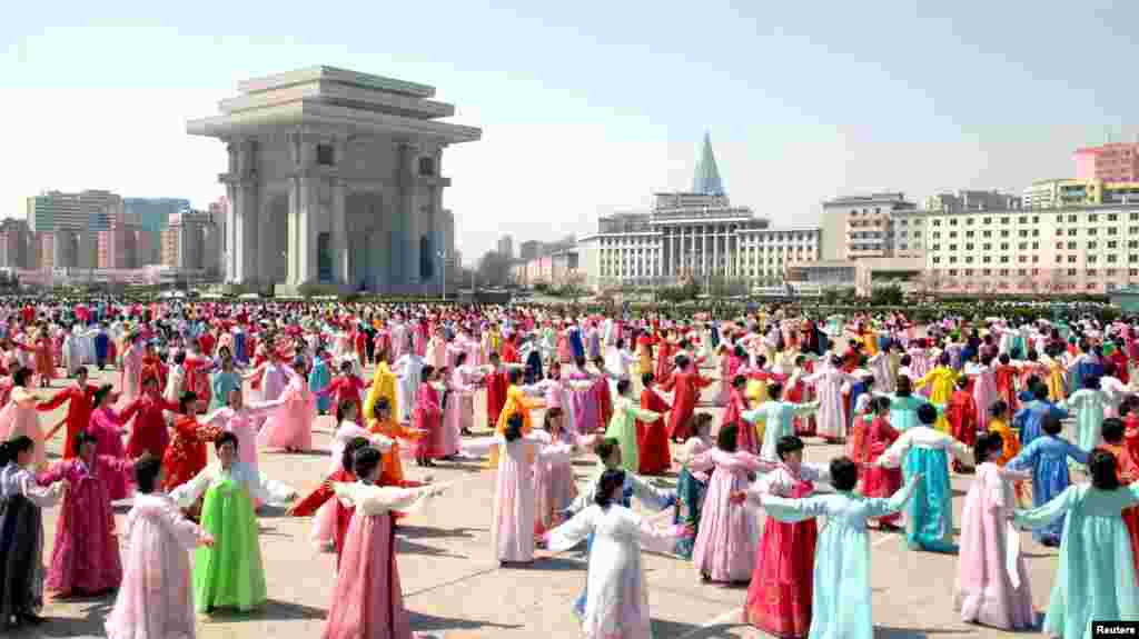 Праздничные мероприятия в Пхеньяне 11 апреля - по случаю 4-й годовщины вступления Ким Чен Ына на высший государственный пост.