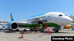 Самолет Boeing 787-8 Dreamliner «Узбекских авиалиний». 