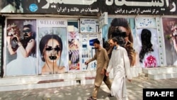 20 августа, Кабул. Талибы замазали вывески салонов красоты