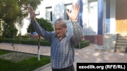 Бобомурод Абдуллаев Ташкент шаарында сот залынан бошотулган соң тарапкерлери менен жолугушкан маалы, 7-май, 2020-жыл.
