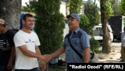 Ду муҳоҷири собиқ дар хиёбони Душанбе