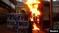 Ֆրանսիա - Ցուցարարի ձեռքի պաստառին գրված է՝ «Սառնարանը դատարկ է, հուսահատությա՛ն բռնություն», 23-ը մարտի, 2023թ.