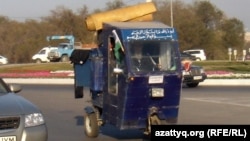Самодельный транспорт Абсаттара Орманова на улице города. Актобе, 26 сентября 2012 года.   