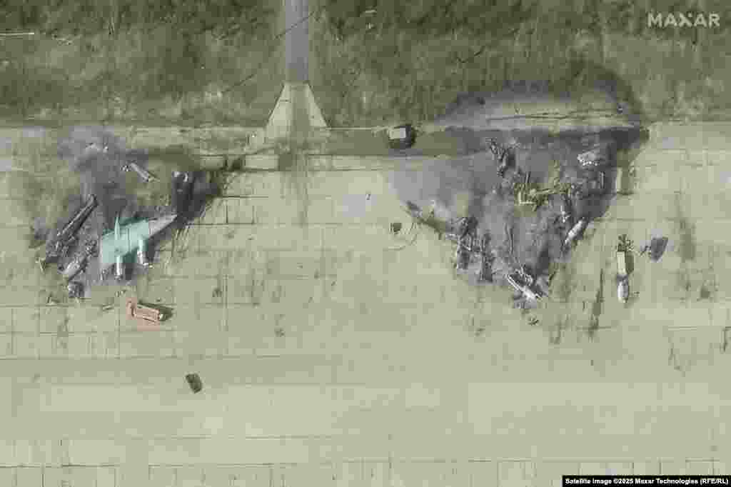 Бліжэйшы выгляд на зьнішчаныя вайсковыя самалёты на авіябазе «Аленья» Мурманскай вобласьці. Спадарожнікавы здымак 4 чэрвеня 2025 году