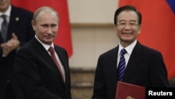 Orsýetiň premýer-ministri Wladimir Putin (çepde) Hytaýyň premýer-ministri Wen Jiabao bilen duşuşýar, Pekin, 11-nji oktýabr.