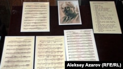 Образец нот песен, сообщенных А. Байтурсыновым А. Затаевичу (экспозиция дома-музея Байтурсынова). Алматы, 3 сентября 2012  года.         