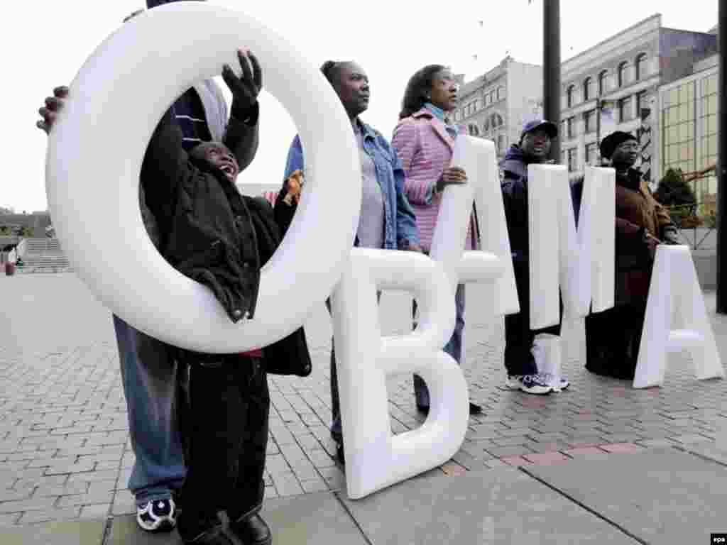 Сүрөттө: Барак Обаманын тарапкерлери. Нью-Йорк - Коомдук пикирди  сурамжылоонун дээрлик баарынын шайлоо алдындагы жыйынтыктары демократ Барак Обама, атаандашы республикачыл Жон МакКейнден алдыда экенин көргөзгөн. Бул жолку тарыхый шайлоодо 100 миллиондон ашуун адам добуш берери күтүлгөн. 