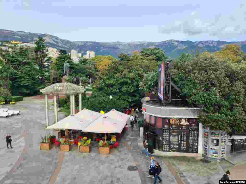 Кримські гори, як фортеця, оточують Ялту