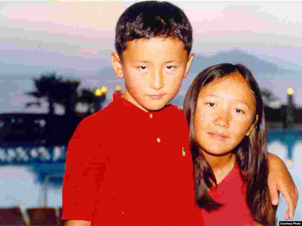 Дети Алтынбека Сарсенбаева – Бекжан и Шолпан.  - 0113. Казахстан – политический кризис. Дети Алтынбека Сарсенбаева – Бекжан и Шолпан. Фото из семейного архива.      