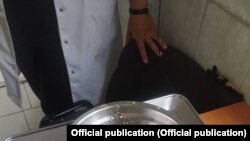 Эксперттер изолятордун ашканасында тазалык сакталбаганын, кармалгандарга берилчү 80 грамм эттин ордуна 15 граммдан ашпаган эт берилип жатканын аныкташты.