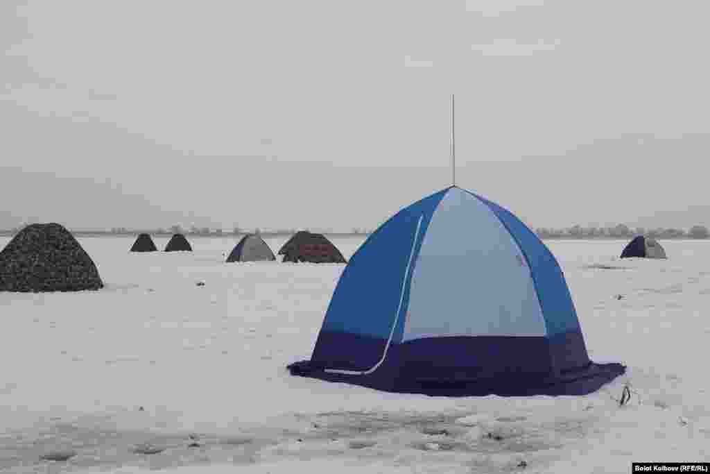 Рыбаки укрываются от пронизывающего ветра в специальных палатках.&nbsp;
