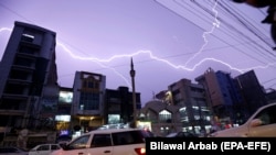 په پېښور کې له باران سره يو ځای تندر (تنا، برېښنا) ليدل کېږي ـ انځور له ارشيفه