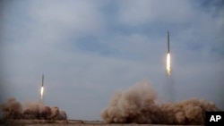 Իրանի հեղափոխական գվարդիան հրթիռներ է արձակում Իրանում զորավարժությունների ժամանակ, արխիվ