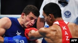 Әбілхан Аманқұл мен Исраил Мадримов бокстасып жатқан сәт.  