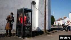 Граффити у телефонной будки в Лондоне – на стене здания, рядом с которым находится агентство, имеющее право прослушивания 