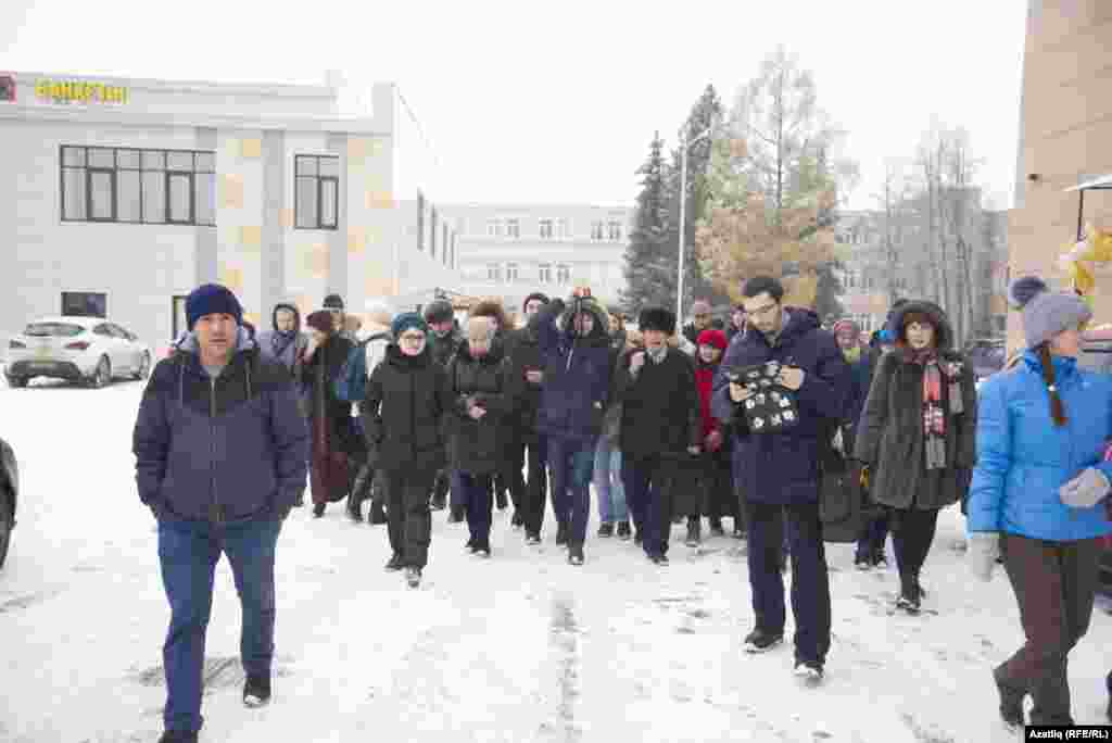 Гафури урамынданы &quot;Колобок&quot; кафесы янына җыелган казаннар, экскурсиянең башы