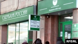 Отстояв очередь в "Сбербанке", надо будет еще доплатить 3 процента