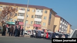 17 декабря люди перекрыли дорогу в центре Нукуса из-за невыплаты зарплат. 