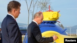Президент Росії Володимир Путін (П) і керівник «Газпрому» Олексій Міллер, Владивосток (архівне фото)
