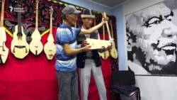 Комуздун 12 түрүн чапкан уста