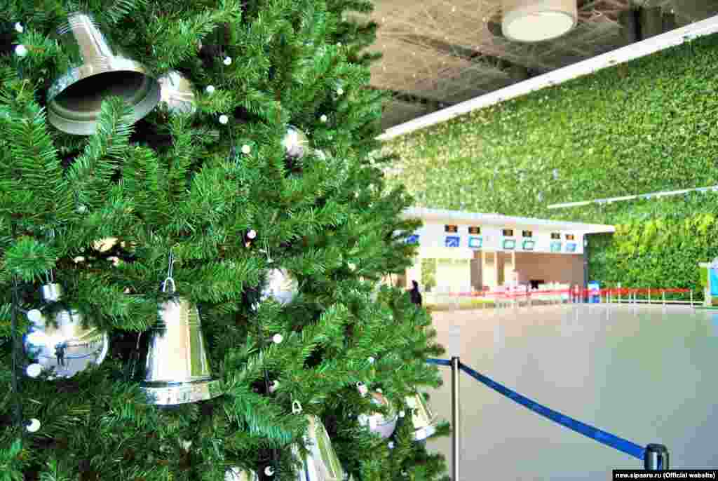 Різдвяна ялинка в аеропорту Сімферополя