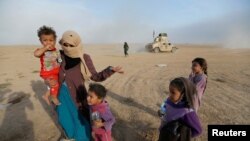 Жители возвращаются в свою деревню, к югу от Мосула, после ее освобождения иракской армией October 21, 2016