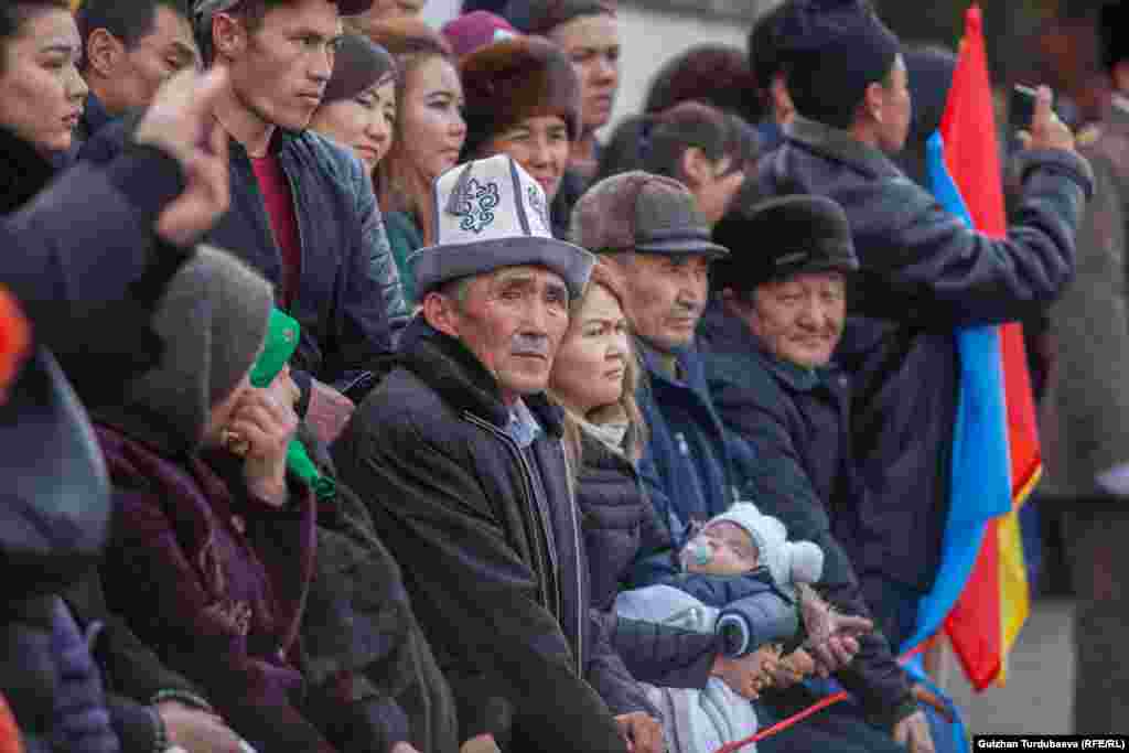 Ант берүү аземине жоокерлердин жакындары да чакырылды.