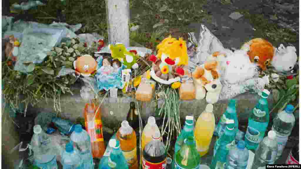 Коогалаңдын курмандыктарын эскергендер гүл менен кошо суу алып келип атышат