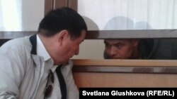 Адвокат Ермек Сыздықов (сол жақта) айыпталушы Руслан Темірболатовпен сот залында сөйлесіп отыр. Астана, 13 маусым 2014 жыл.        