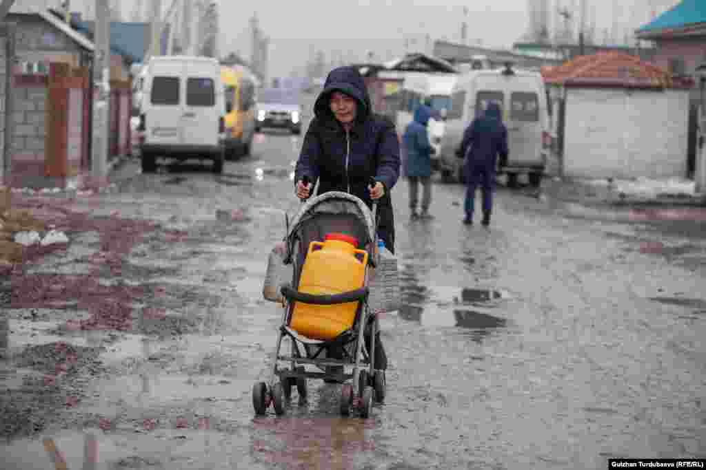 Детская коляска. Но в таких возят не детей, а воду.