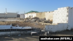 Çoganly, ýykylan jaýlar